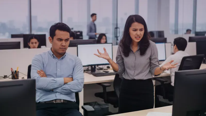 Trik Mengkritik Partner Kerja Anti Konflik!