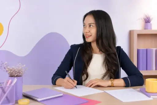 Tangan membuat checklist untuk cara mengamati tulisan tangan sendiri di atas kertas putih
